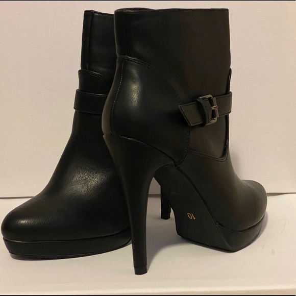 Le Chateau Black leather ankle boots, size 9 - Picture 2 of 3